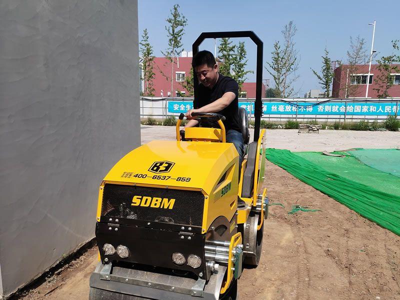 座駕振動壓路機在惡劣環(huán)境下如何工作？