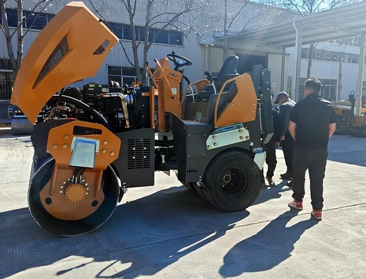 3月18日，哈薩克斯坦客戶來廠體驗(yàn)考察5噸膠輪壓路機(jī)